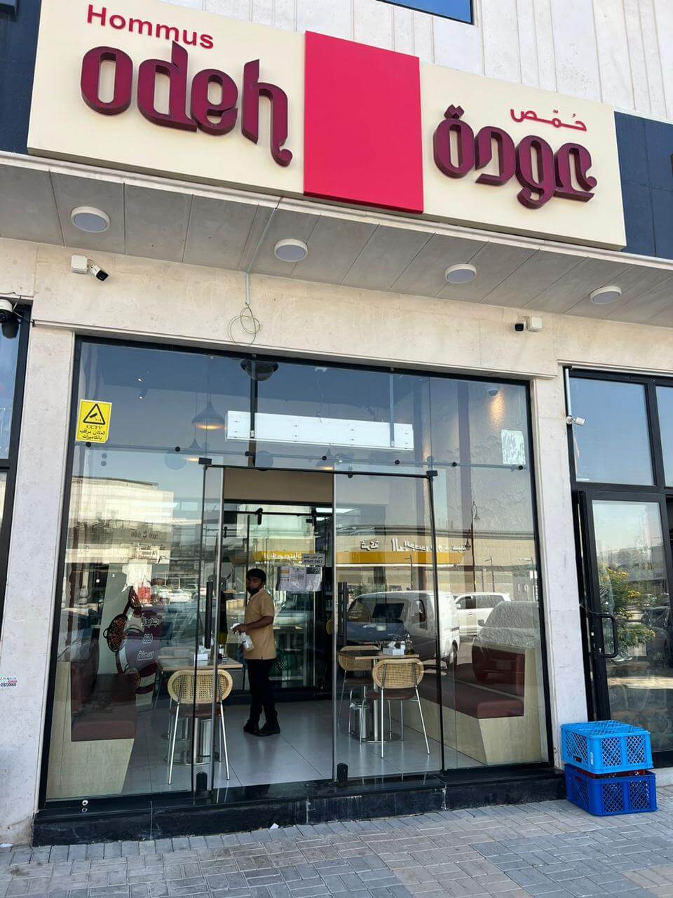 تشطيب واجهة مطعم عودة للحمص والفلافل بالرياض — أبواب ألمنيوم زجاجية وكسوة خارجية — بنان للديكور