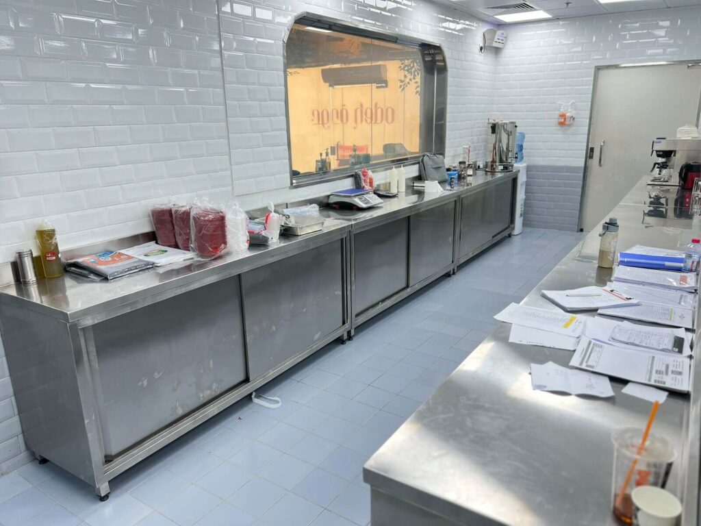 تركيب نافذة ألمنيوم وكاونتر ستانلس ستيل في مطعم عودة للحمص والفلافل بالرياض — بنان للديكور
